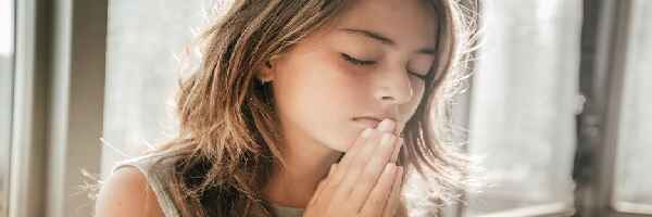 Young woman praying, Developing a lifestyle of prayer.